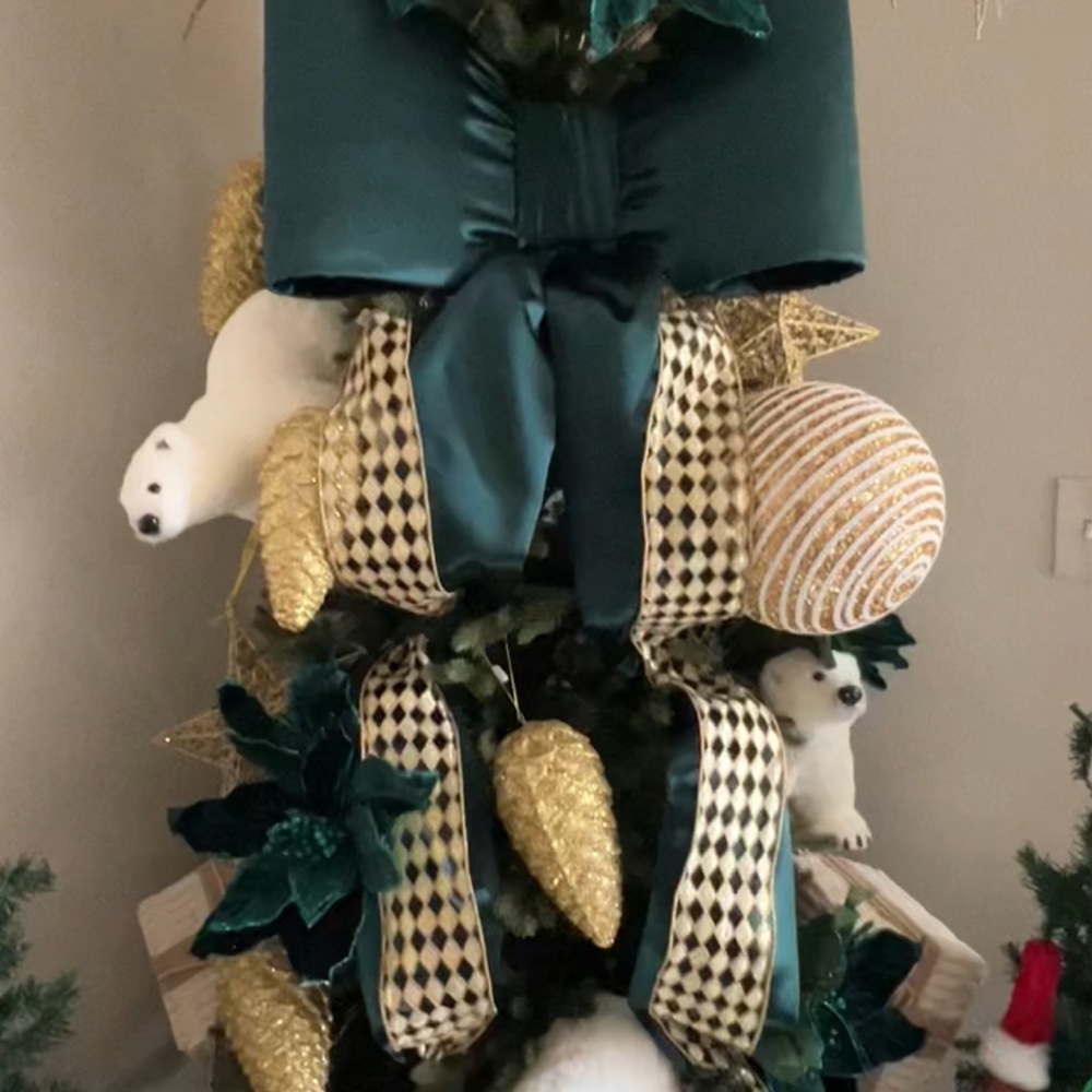 Luxurious Green and Gold Holiday Tree Decoration